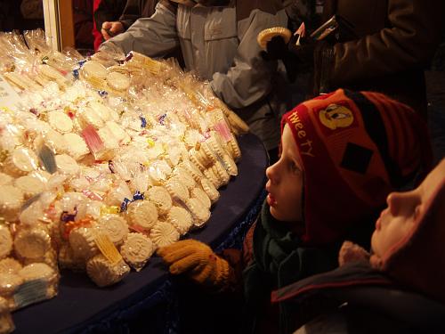 Änis-Paradies am Weihnachtsmarkt auf dem Barfüsserplatz in Basel: Kinderherzen schlagen ob der vielen leckeren Änisbrötli höher