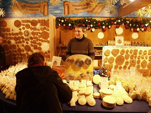 Änis-Paradies am Weihnachtsmarkt auf dem Barfüsserplatz in Basel: Linus Feller an seinem Stand