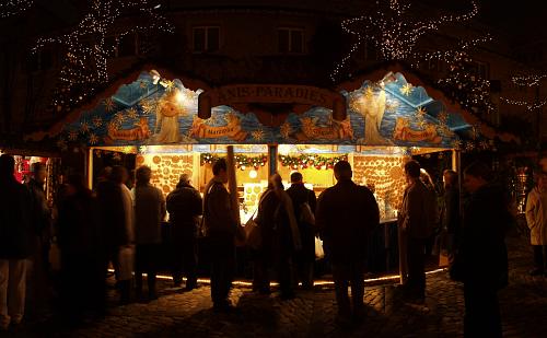 Änis-Paradies am Weihnachtsmarkt auf dem Barfüsserplatz in Basel: Der Stand ist auch am Abend gut besucht