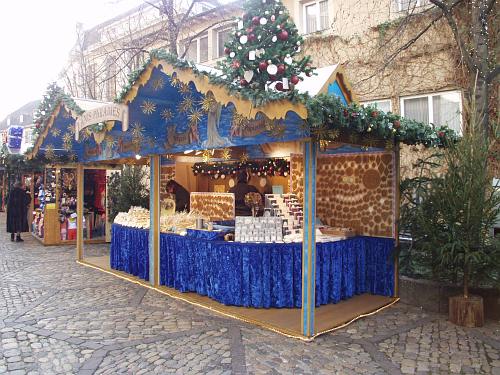 Änis-Paradies am Weihnachtsmarkt auf dem Barfüsserplatz in Basel: Der wohl aufgeräumte, hübsche Stand zu Tagesbeginn