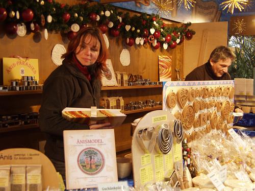 Änis-Paradies am Weihnachtsmarkt auf dem Barfüsserplatz in Basel: Gelegentlich hilft Frau Bürgin am Stand aus