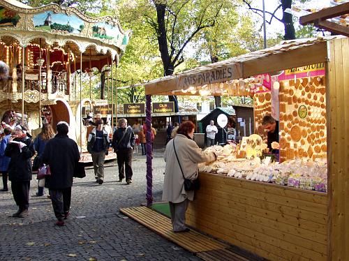 Änis-Paradies an der Herbstmesse in Basel: Der Stand findet sich in der Mitte des Peterplatz
