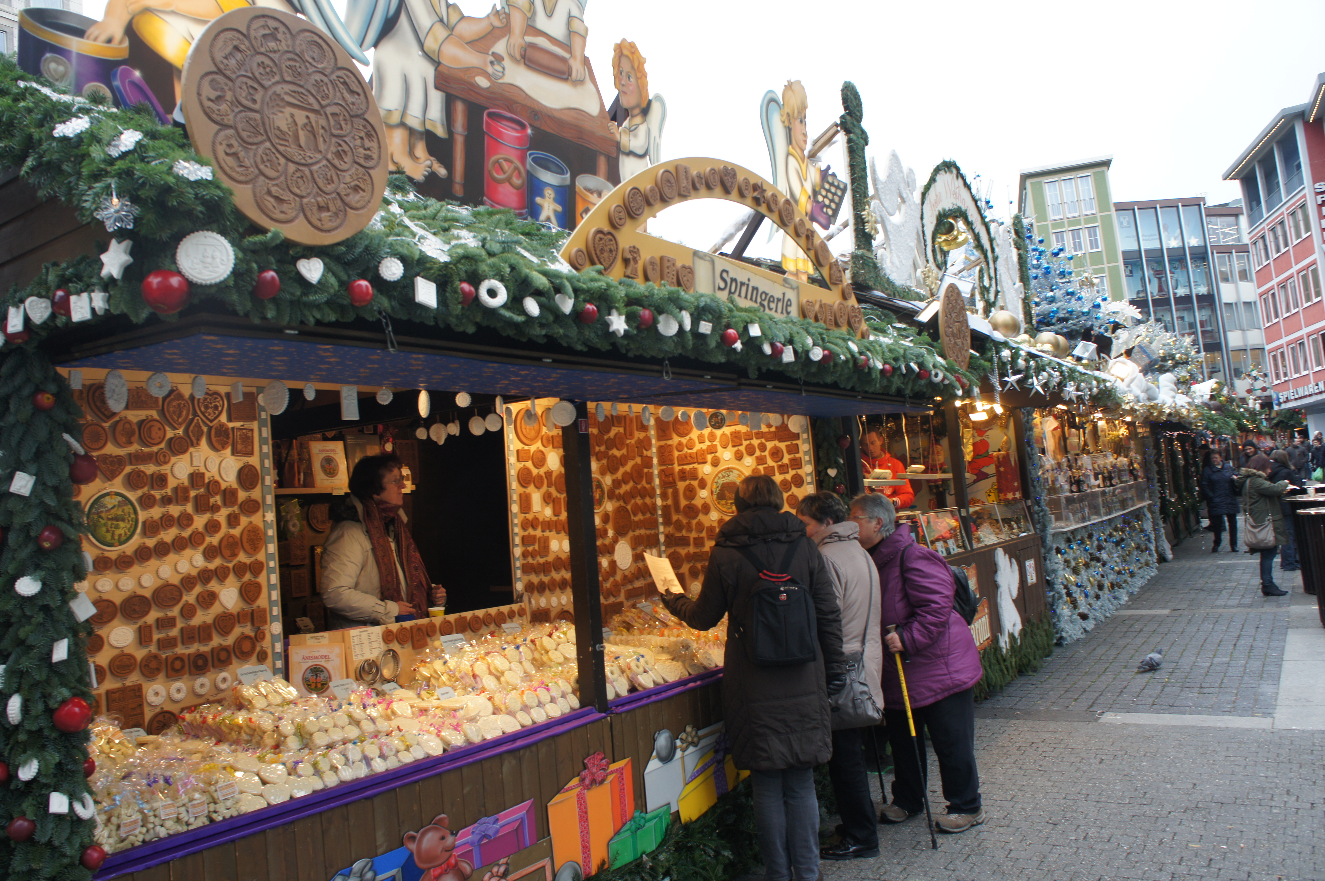 Der Stand des Änis-Paradies am Weihnachtsmarkt in Stuttgart (D) von der Seite