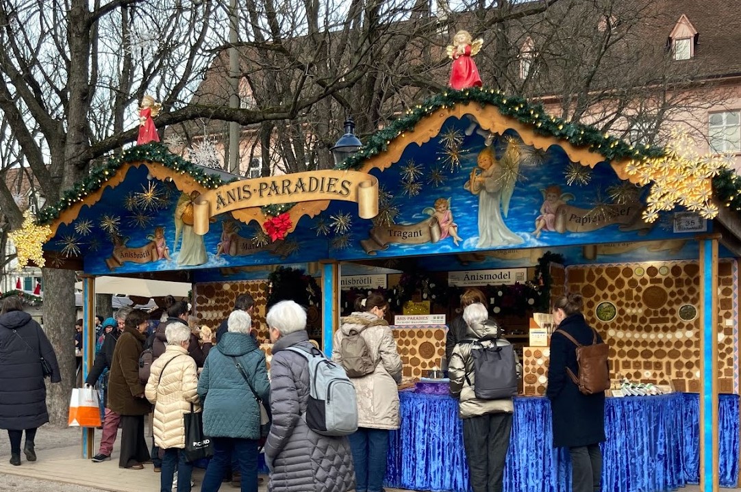 Der Stand des Änis-Paradies am Weihnachtsmarkt in Basel auf dem Münsterplatz